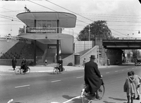 150127 Gezicht op het N.S.-station Arnhem Velperpoort bij het spoorviaduct aan de Steenstraat/Velperweg te Arnhem.